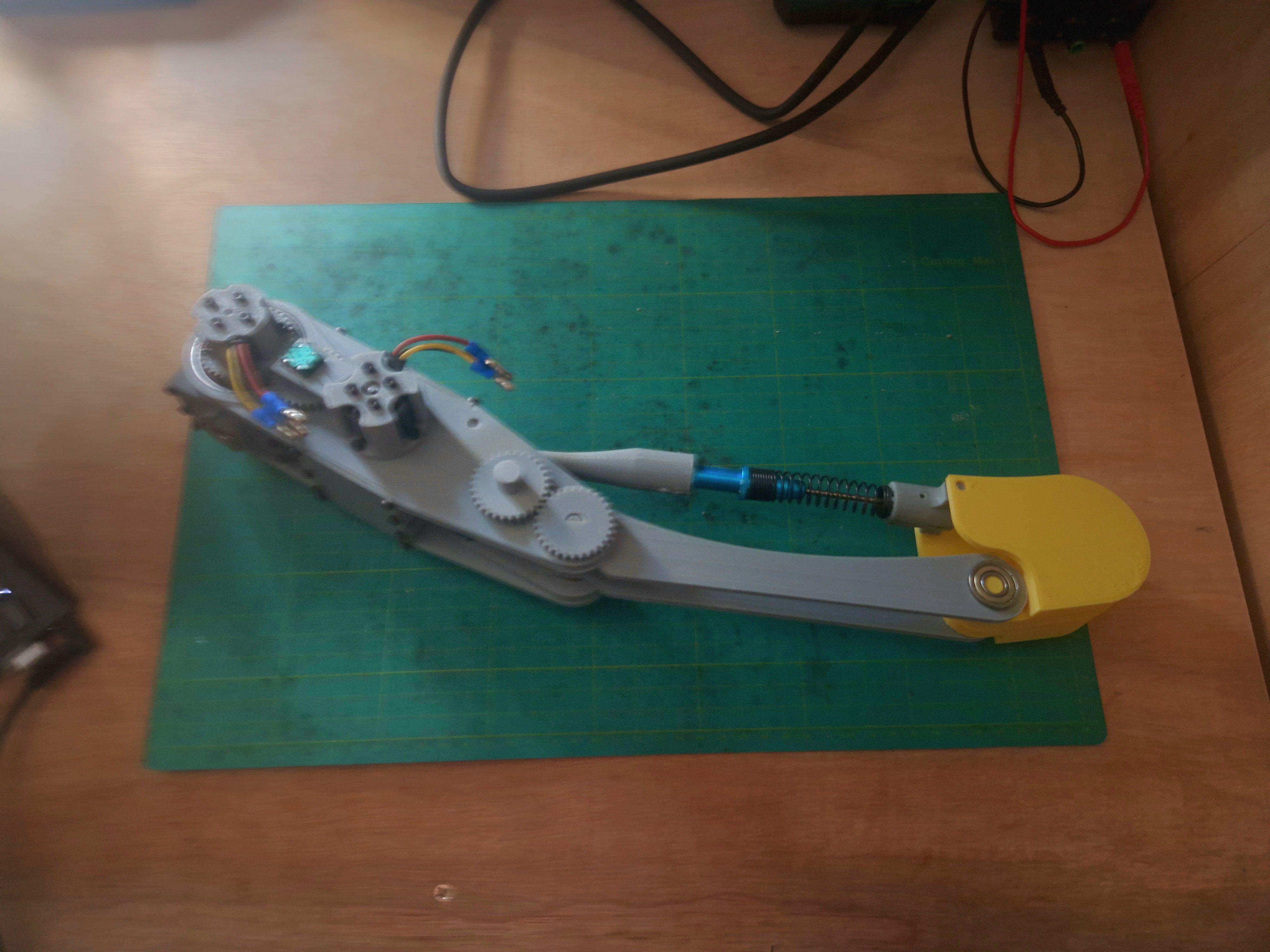 Motors and linkages in the robotic dog leg